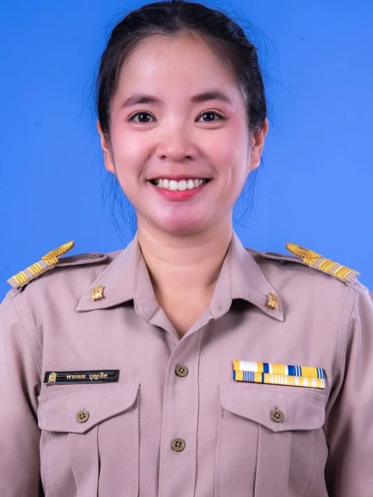 นางพรกมล บุญเลิศ